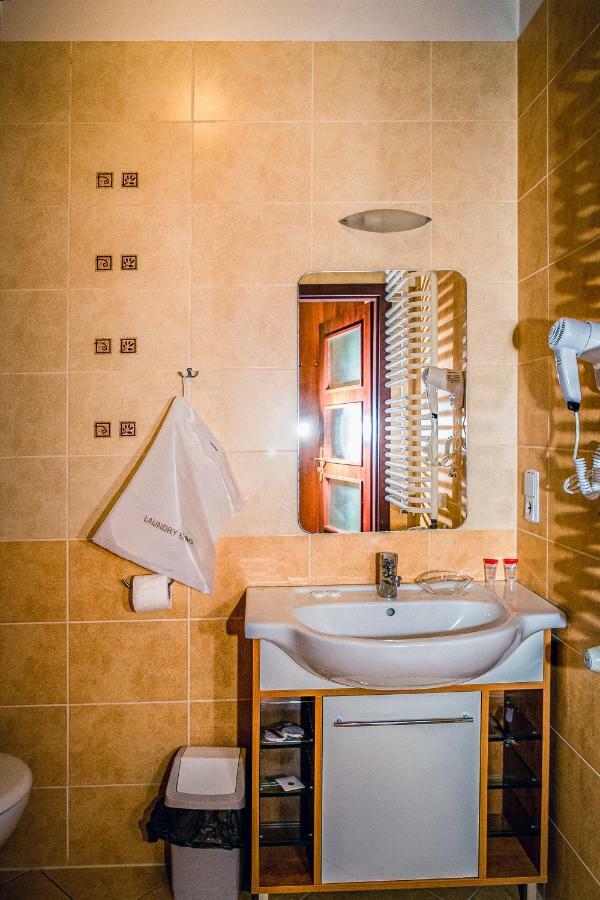 Hotel Hellada Кельце Екстер'єр фото